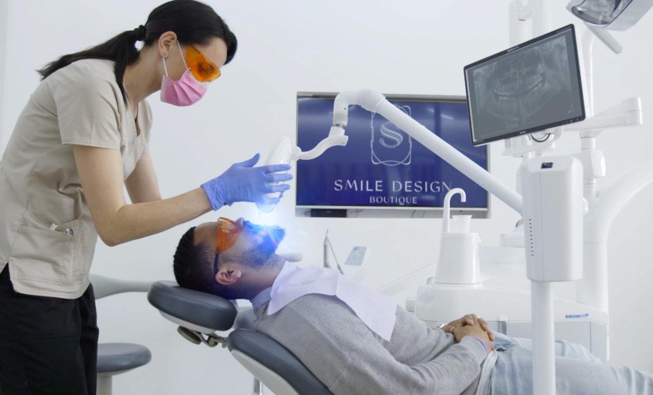 Rafraîchir Dentaire : Rafraîchissez votre sourire avec des soins dentaires personnalisés. (Refresh Dental: Refresh your smile with personalized dental care.)
